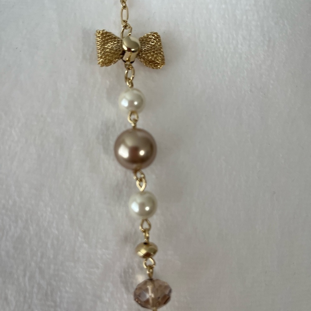Faux pearl gold tone necklace with bows - Picture 2 of 3